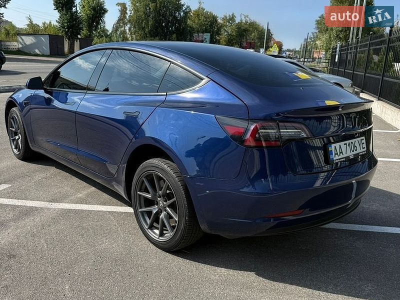 Седан Tesla Model 3 2023 в Києві