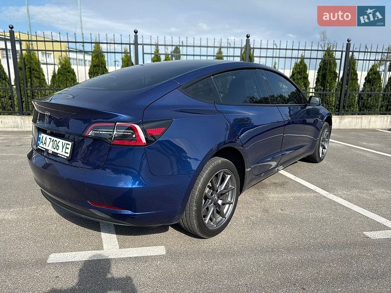 Седан Tesla Model 3 2023 в Києві