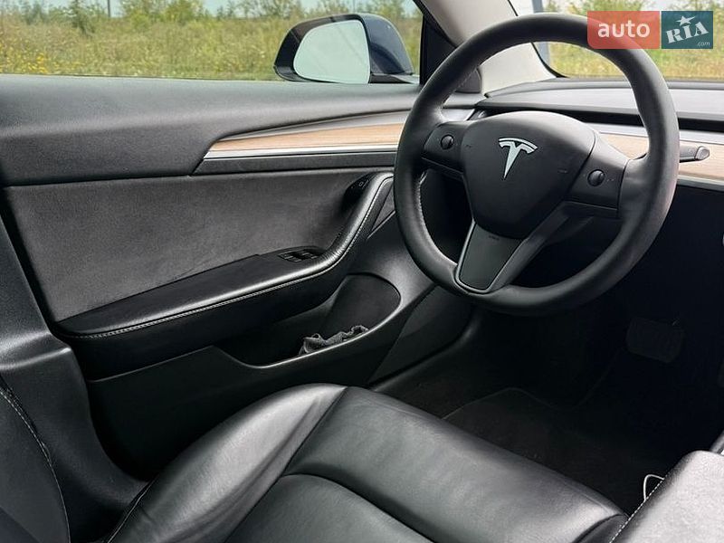 Седан Tesla Model 3 2023 в Києві