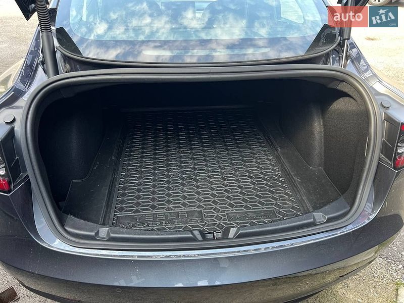 Седан Tesla Model 3 2021 в Киеве