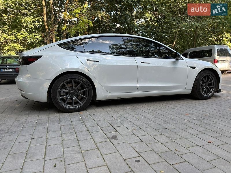 Седан Tesla Model 3 2019 в Львові