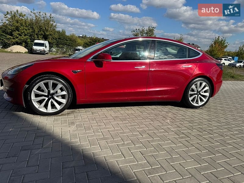 Седан Tesla Model 3 2018 в Ровно