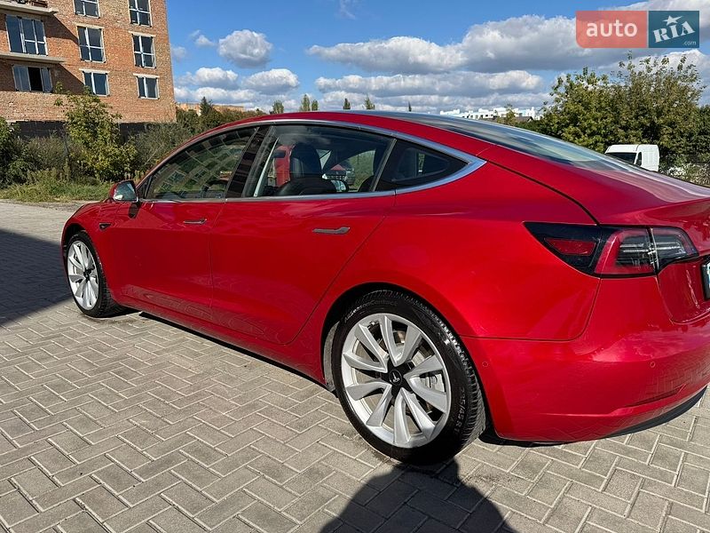 Седан Tesla Model 3 2018 в Ровно