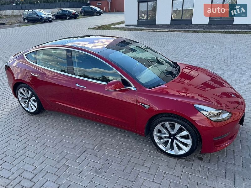 Седан Tesla Model 3 2018 в Ровно