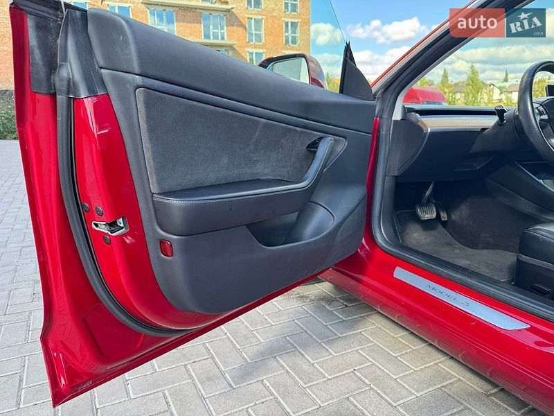 Седан Tesla Model 3 2018 в Ровно