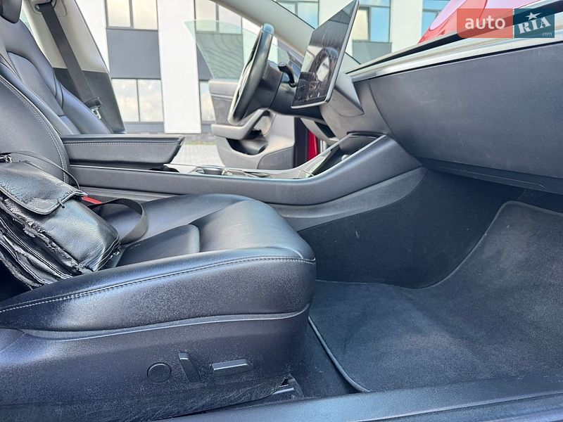 Седан Tesla Model 3 2018 в Ровно