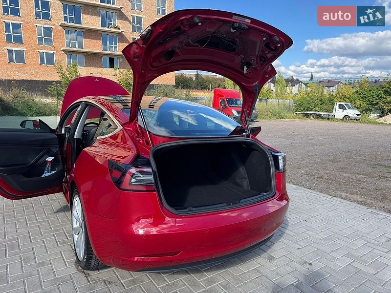 Седан Tesla Model 3 2018 в Ровно