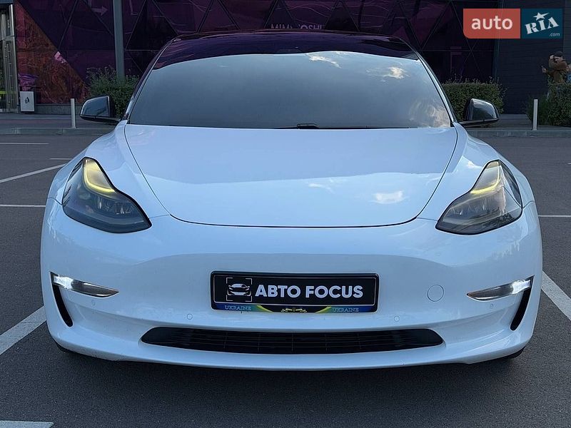 Седан Tesla Model 3 2021 в Киеве