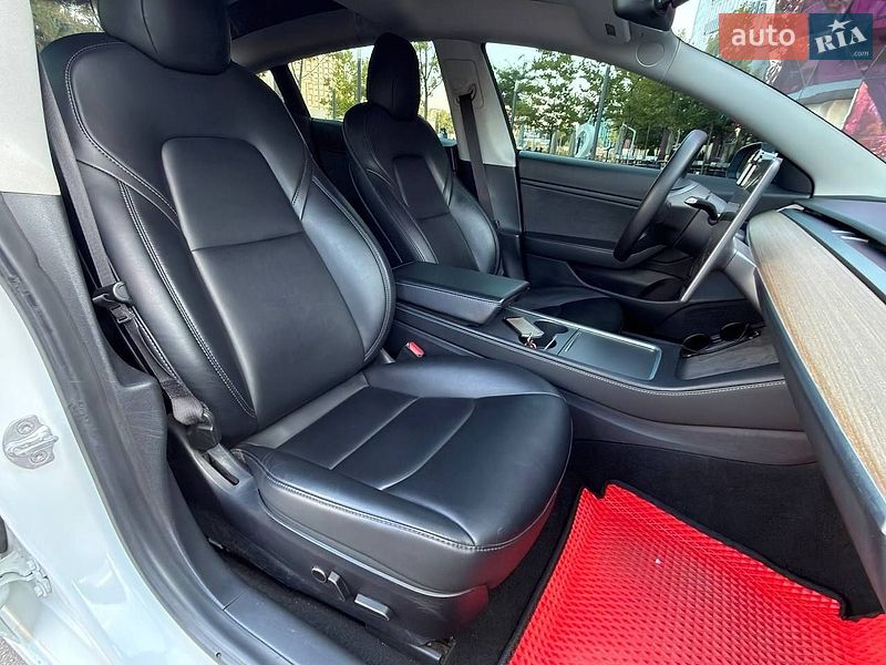 Седан Tesla Model 3 2021 в Киеве