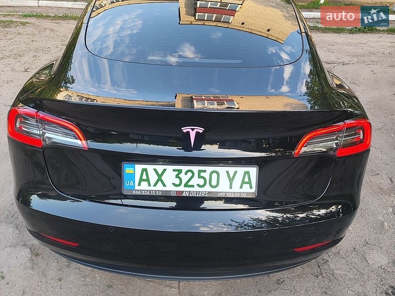 Седан Tesla Model 3 2021 в Краснограді