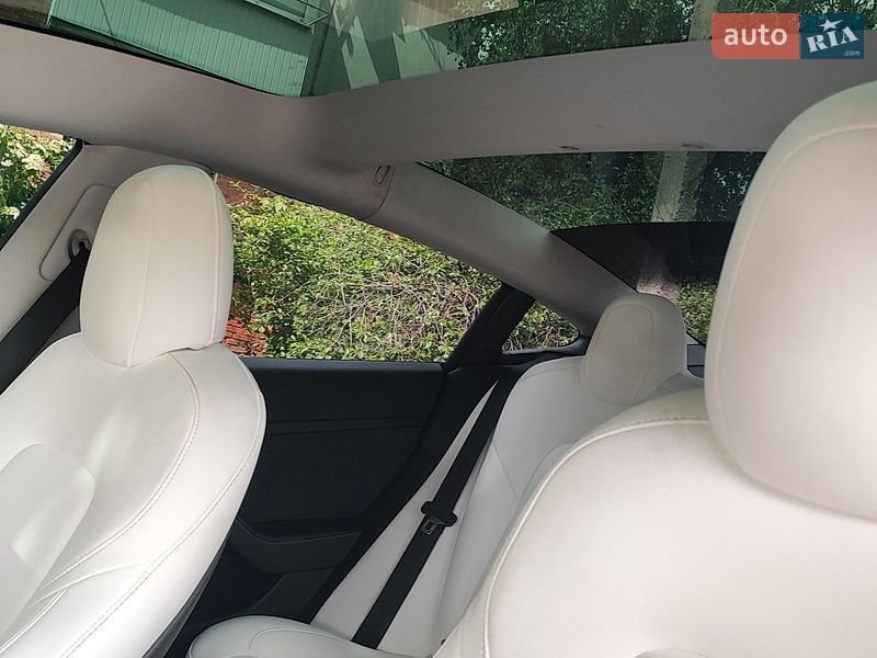 Седан Tesla Model 3 2021 в Краснограді