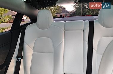 Седан Tesla Model 3 2021 в Краснограді
