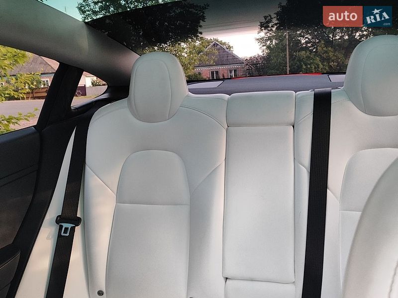 Седан Tesla Model 3 2021 в Краснограді