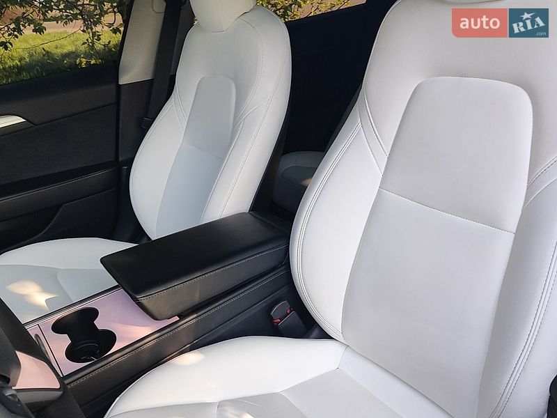 Седан Tesla Model 3 2021 в Краснограді