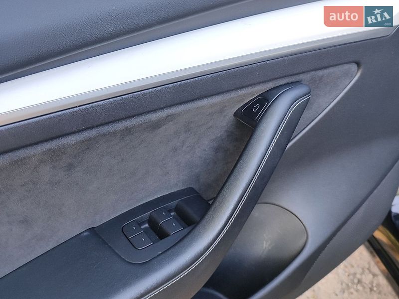Седан Tesla Model 3 2021 в Краснограді