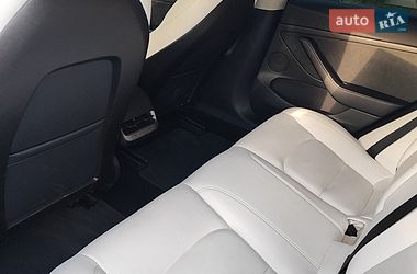 Седан Tesla Model 3 2021 в Краснограді