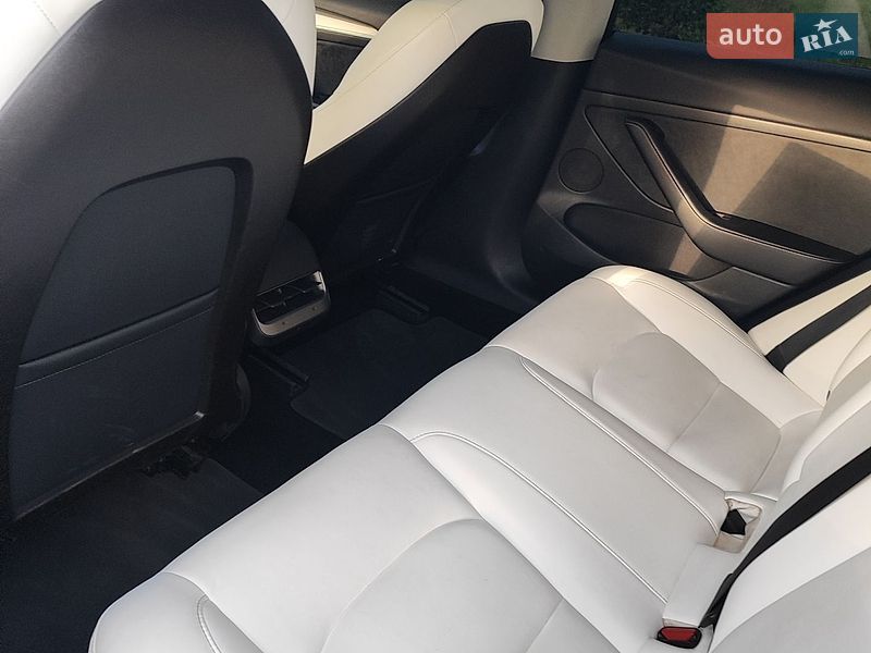 Седан Tesla Model 3 2021 в Краснограді