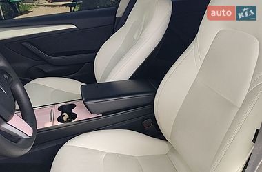 Седан Tesla Model 3 2021 в Краснограді