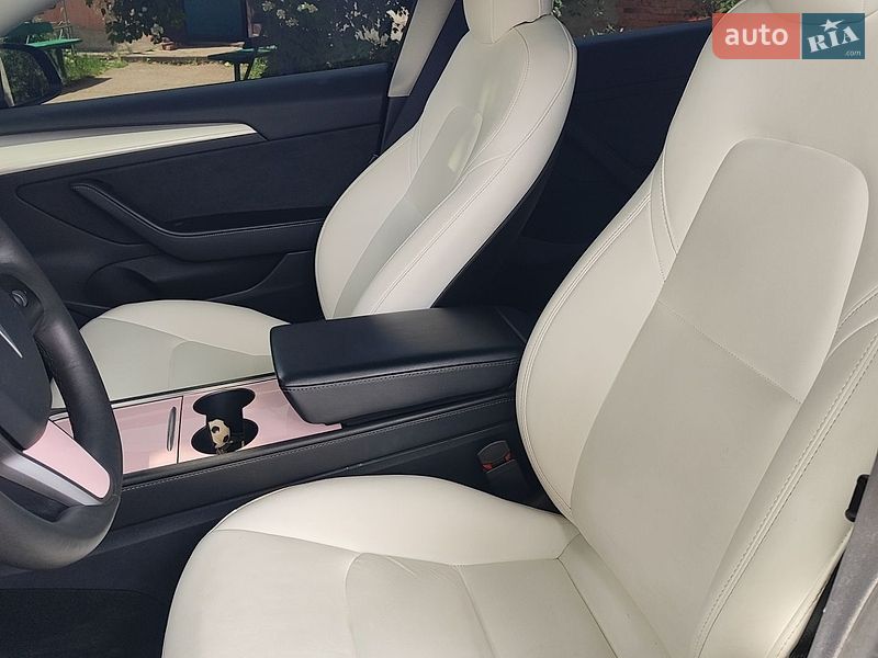 Седан Tesla Model 3 2021 в Краснограді
