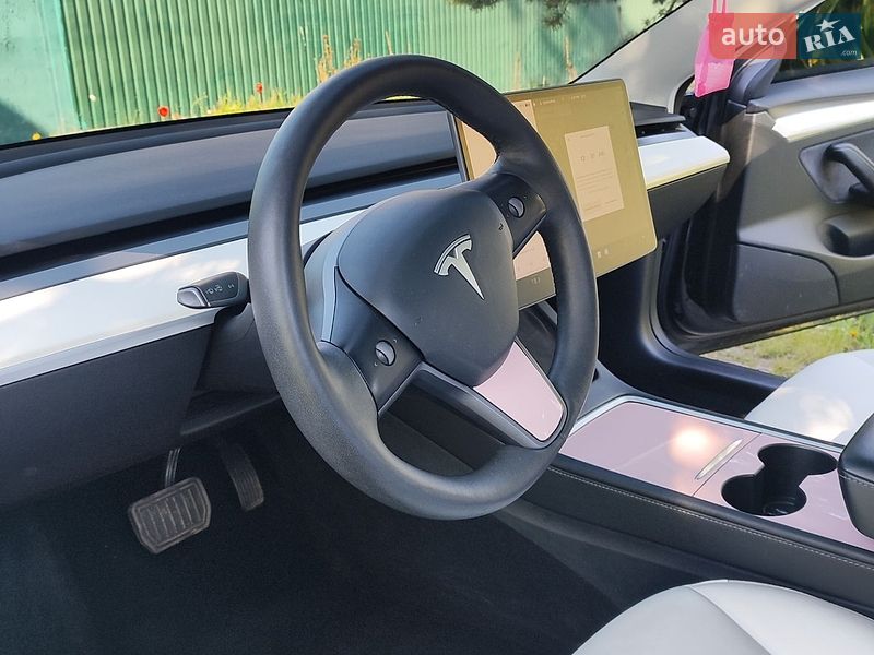 Седан Tesla Model 3 2021 в Краснограді