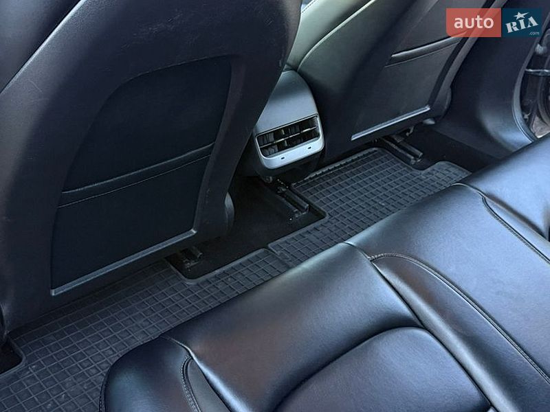 Седан Tesla Model 3 2022 в Самборе