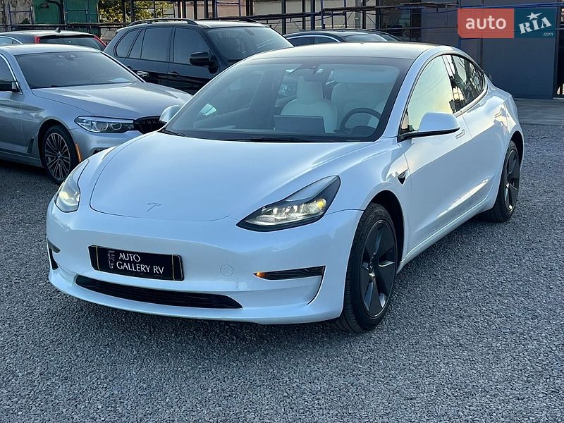 Седан Tesla Model 3 2023 в Рівному