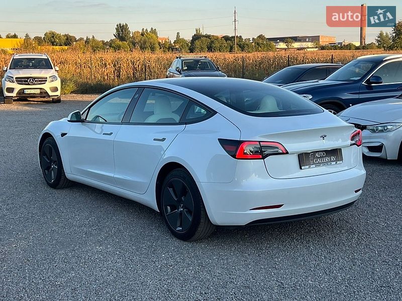Седан Tesla Model 3 2023 в Рівному