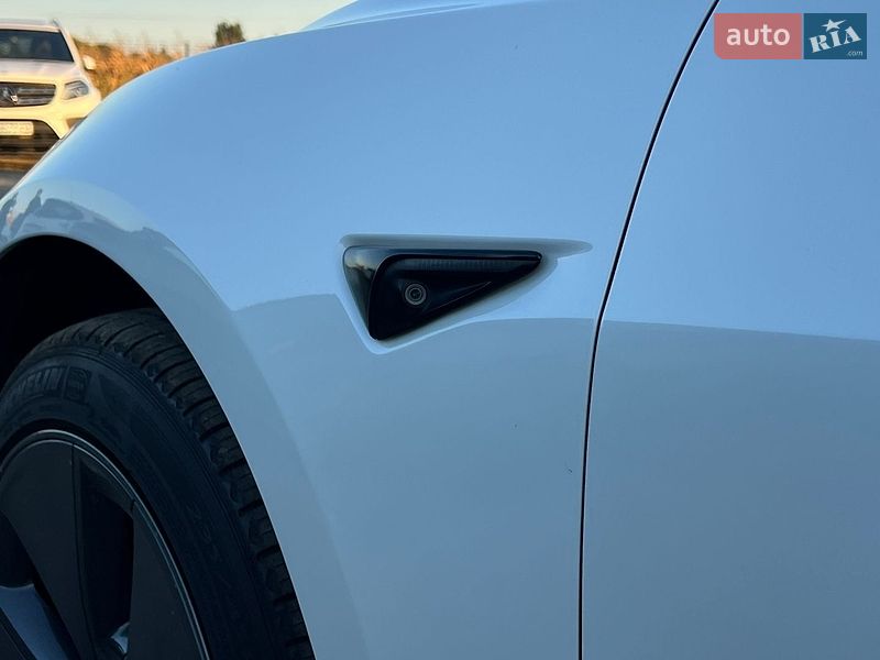 Седан Tesla Model 3 2023 в Рівному