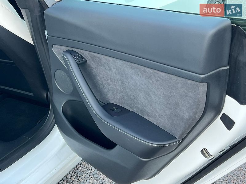 Седан Tesla Model 3 2023 в Рівному