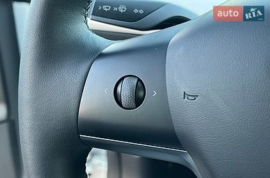 Седан Tesla Model 3 2023 в Рівному