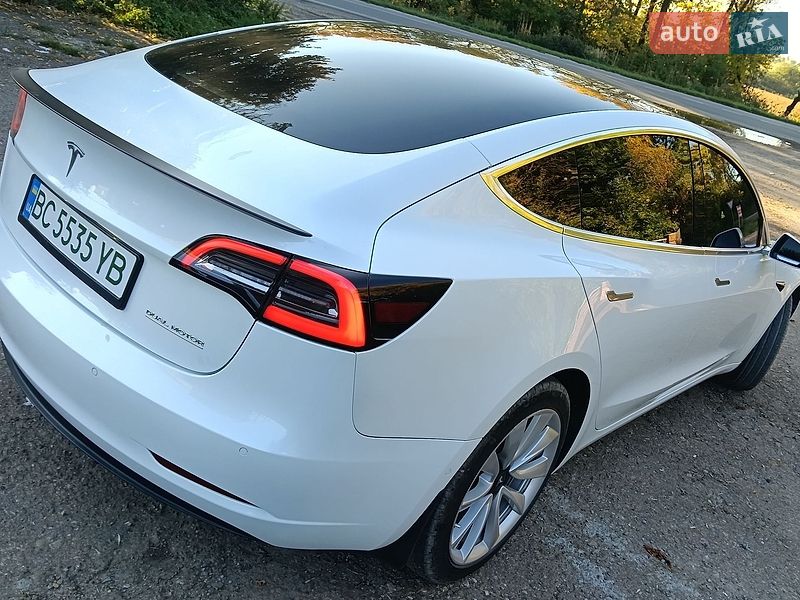 Седан Tesla Model 3 2019 в Львове
