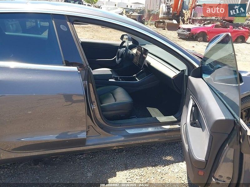 Седан Tesla Model 3 2019 в Ровно