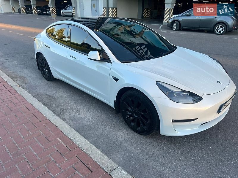 Седан Tesla Model 3 2022 в Киеве