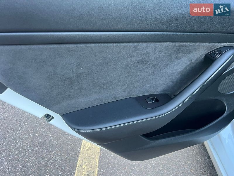 Седан Tesla Model 3 2022 в Киеве