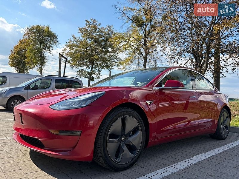 Седан Tesla Model 3 2018 в Львове