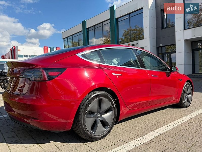 Седан Tesla Model 3 2018 в Львове