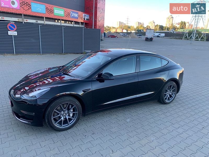Седан Tesla Model 3 2022 в Киеве
