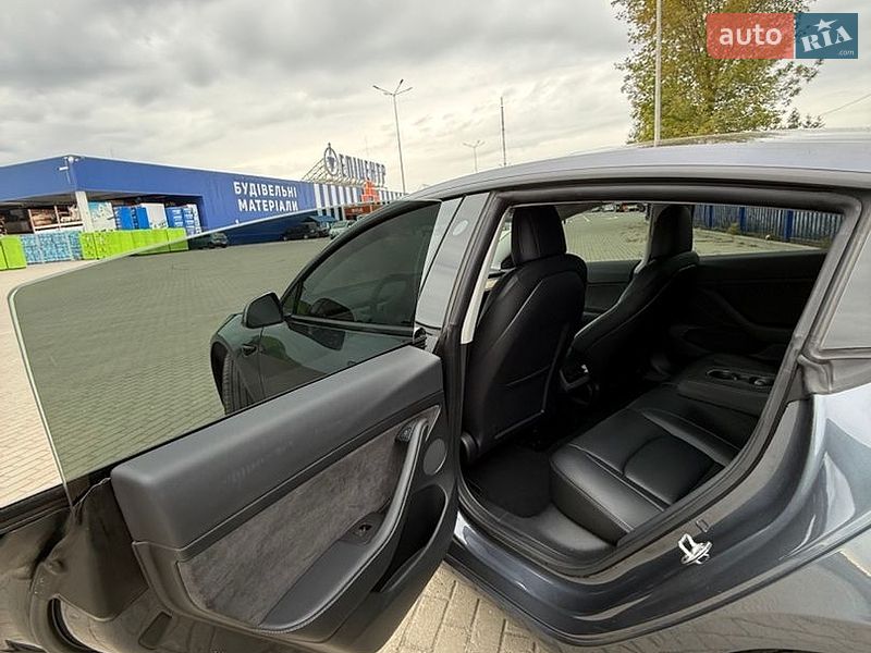 Седан Tesla Model 3 2022 в Краснограді