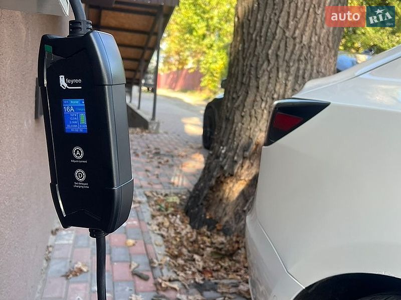 Седан Tesla Model 3 2017 в Киеве
