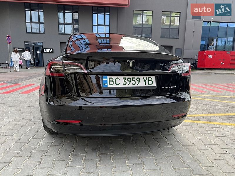 Седан Tesla Model 3 2022 в Львове