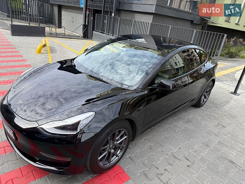 Седан Tesla Model 3 2022 в Львове