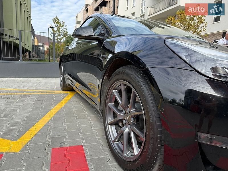 Седан Tesla Model 3 2022 в Львове