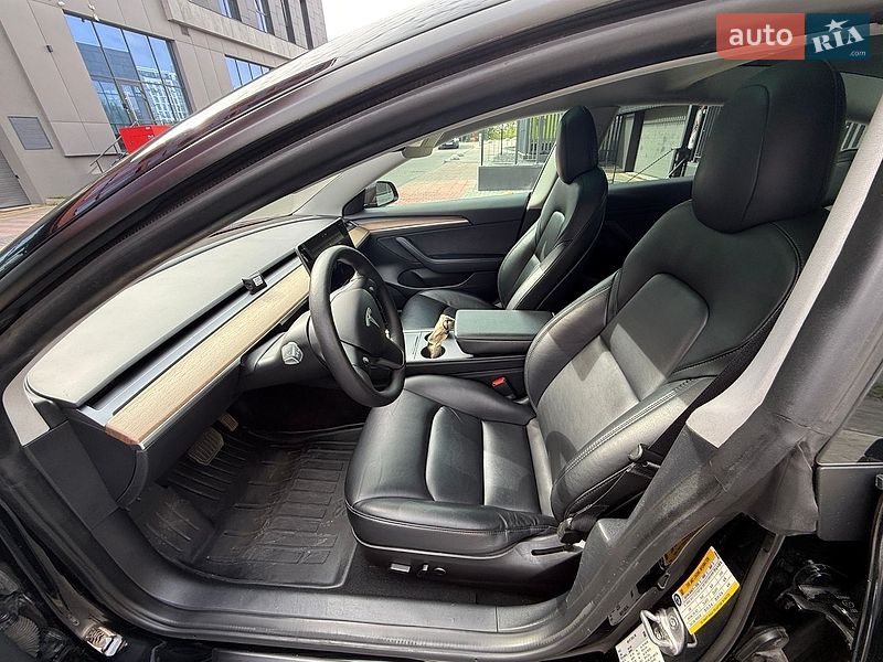Седан Tesla Model 3 2022 в Львове