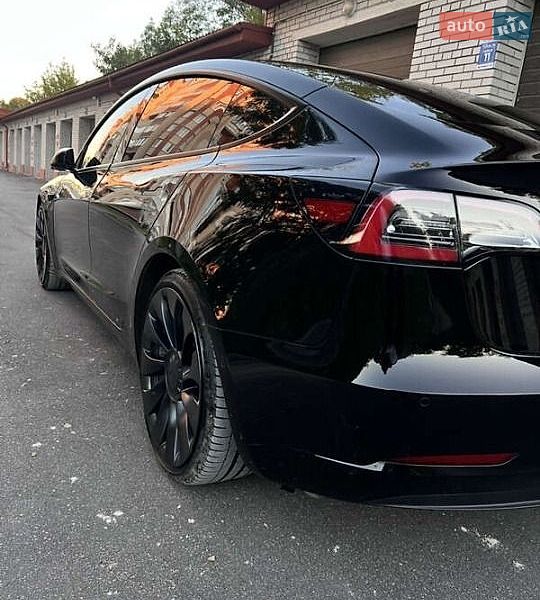 Седан Tesla Model 3 2022 в Винниках