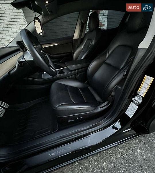 Седан Tesla Model 3 2022 в Винниках