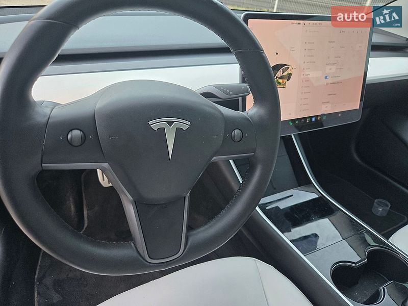 Седан Tesla Model 3 2020 в Львове