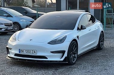 Седан Tesla Model 3 2022 в Львове
