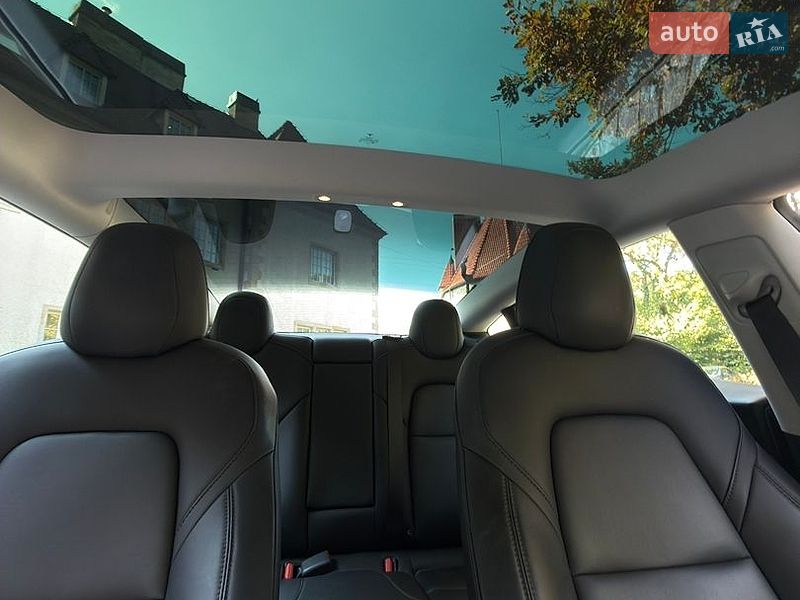 Седан Tesla Model 3 2021 в Львові