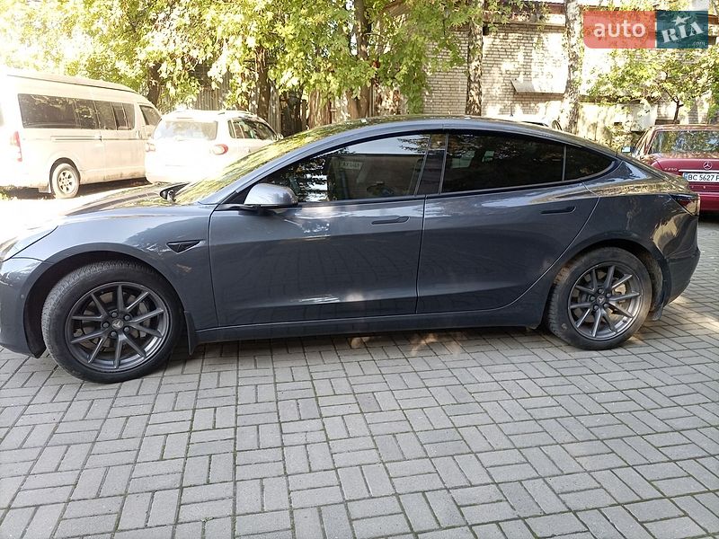 Седан Tesla Model 3 2021 в Львові