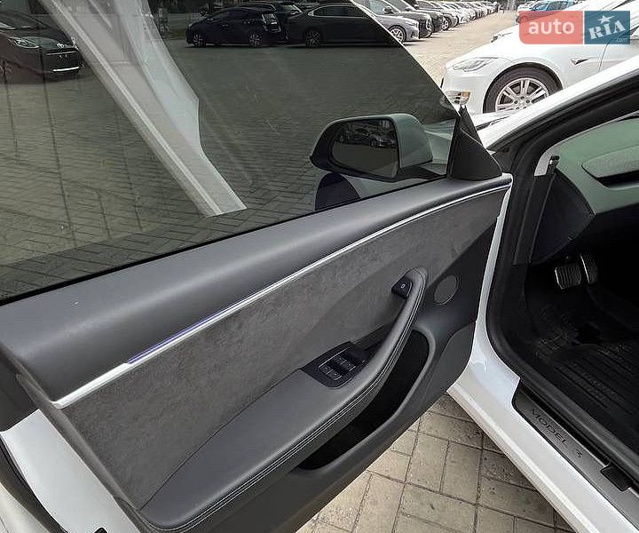 Седан Tesla Model 3 2023 в Днепре